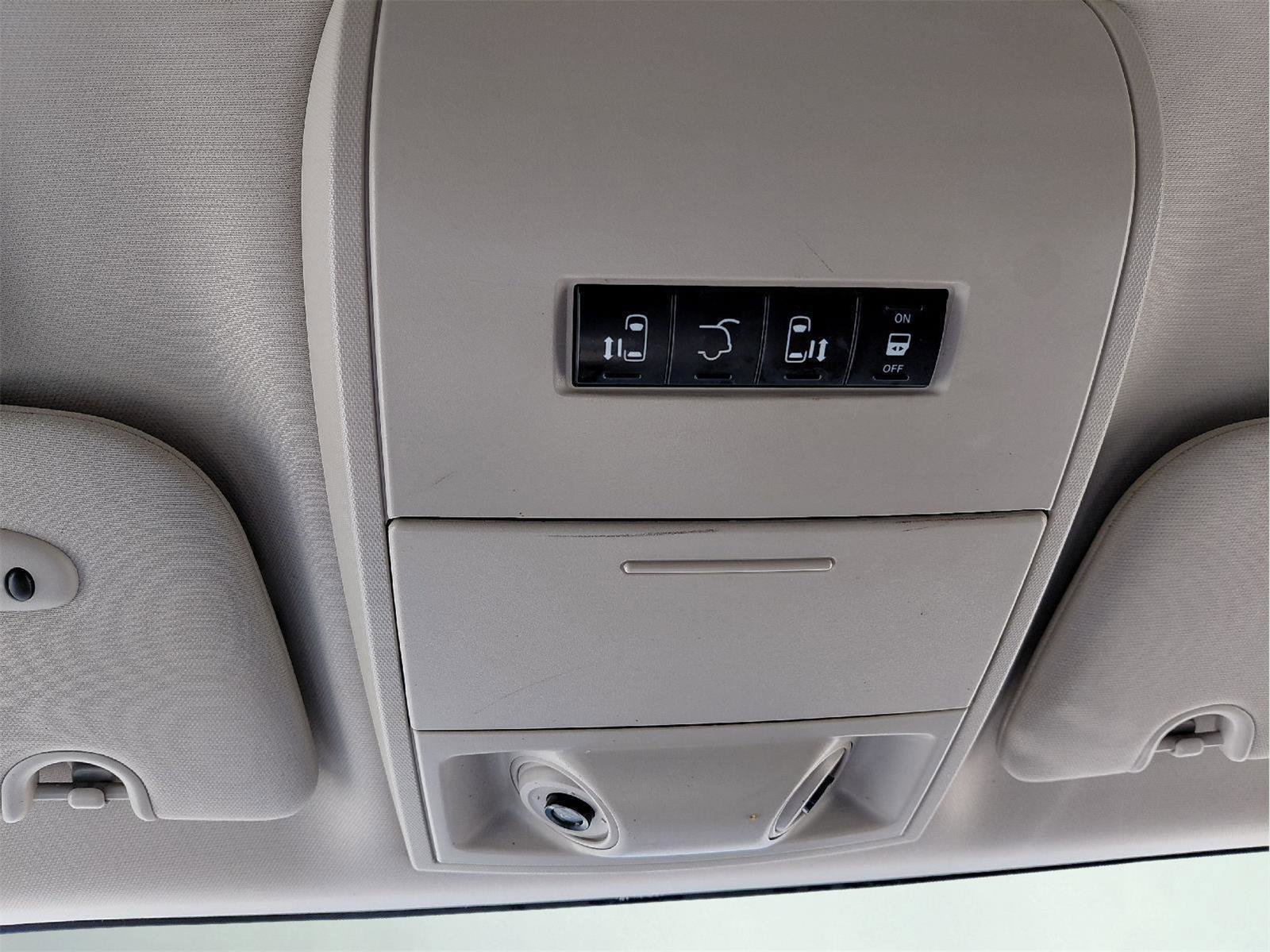 Used 2015 Chrysler Town & Country Touring FWD image 29