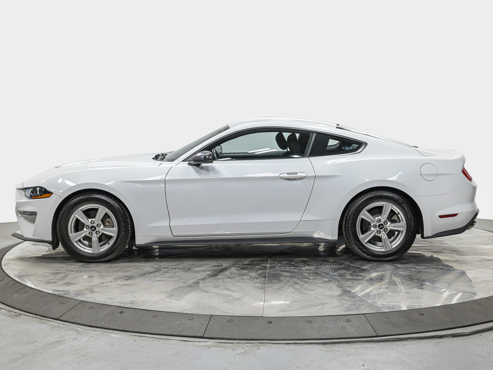 Used 2020 Ford Mustang Coupe RWD image 2