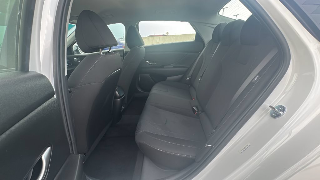 Used 2026 Hyundai Elantra SE FWD image 31