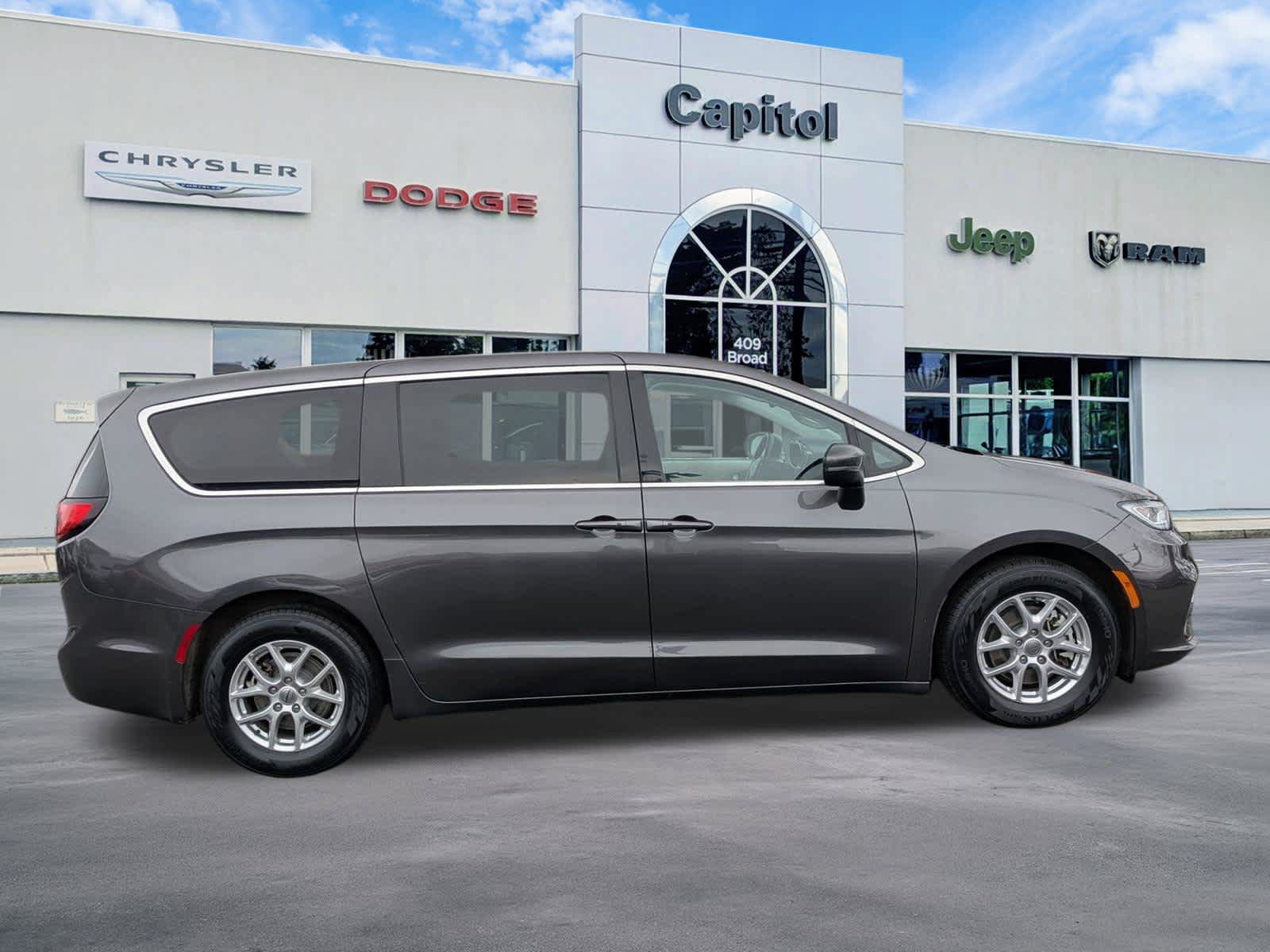 Used 2023 Chrysler Pacifica Touring-L FWD image 3
