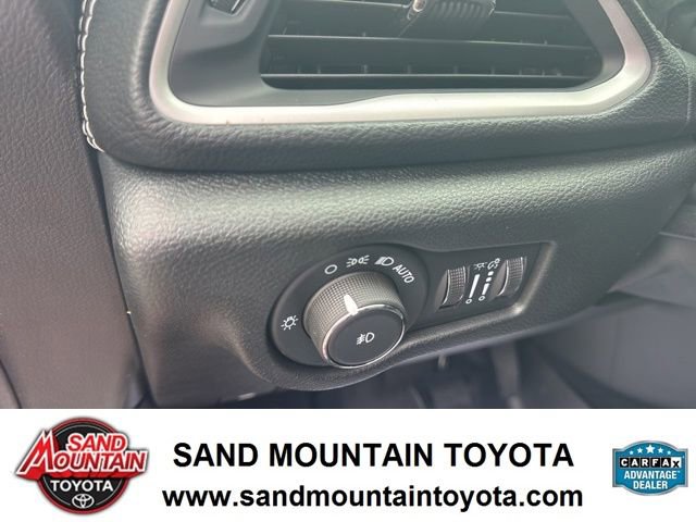 Used 2025 Chrysler Pacifica Select FWD image 14