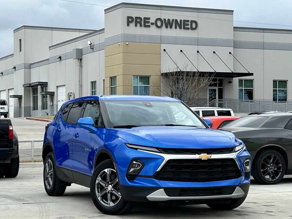 Used 2025 Chevrolet Blazer LT AWD/4WD image 2