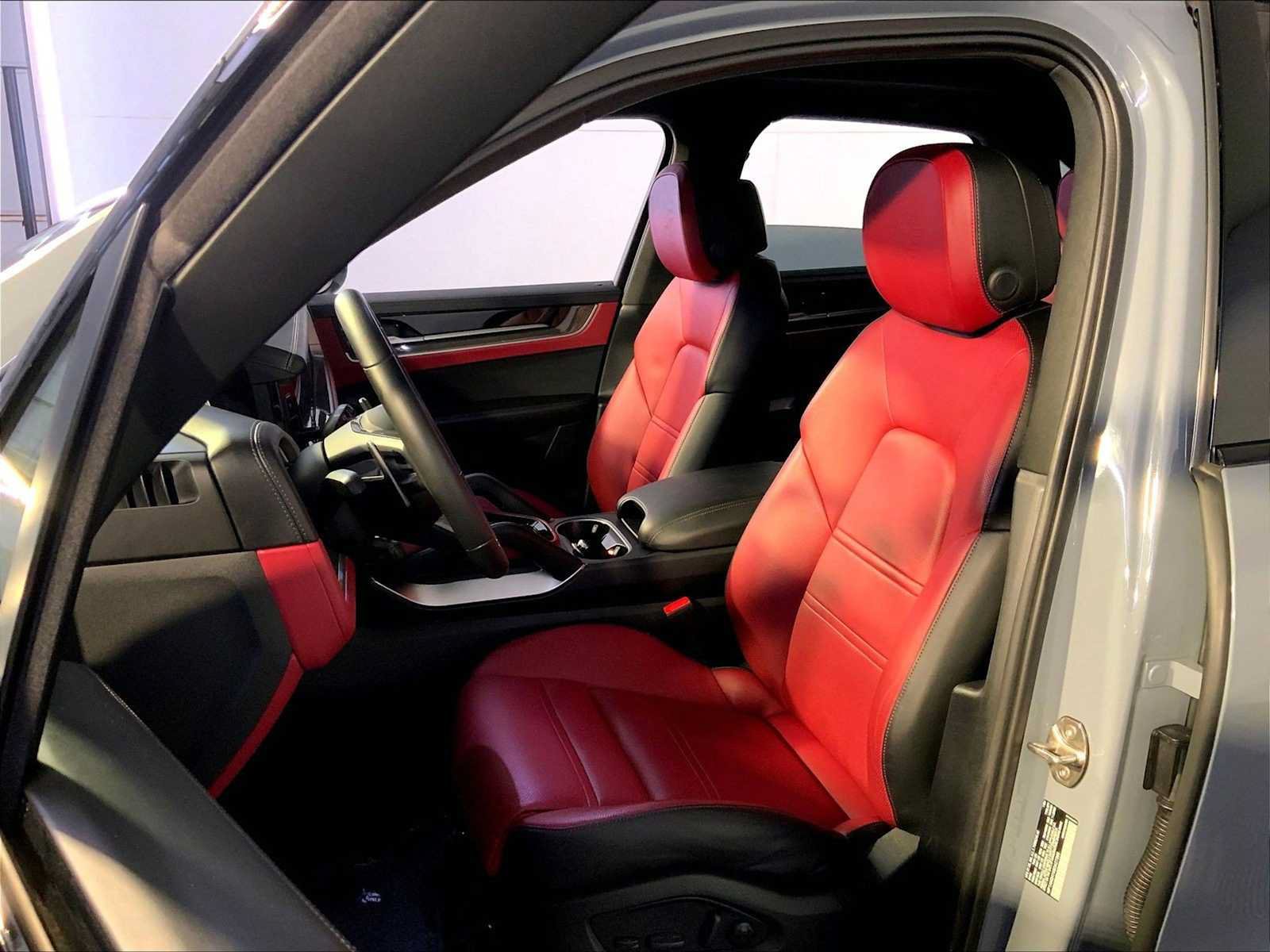 Certified 2025 Porsche Cayenne Turbo AWD/4WD image 5