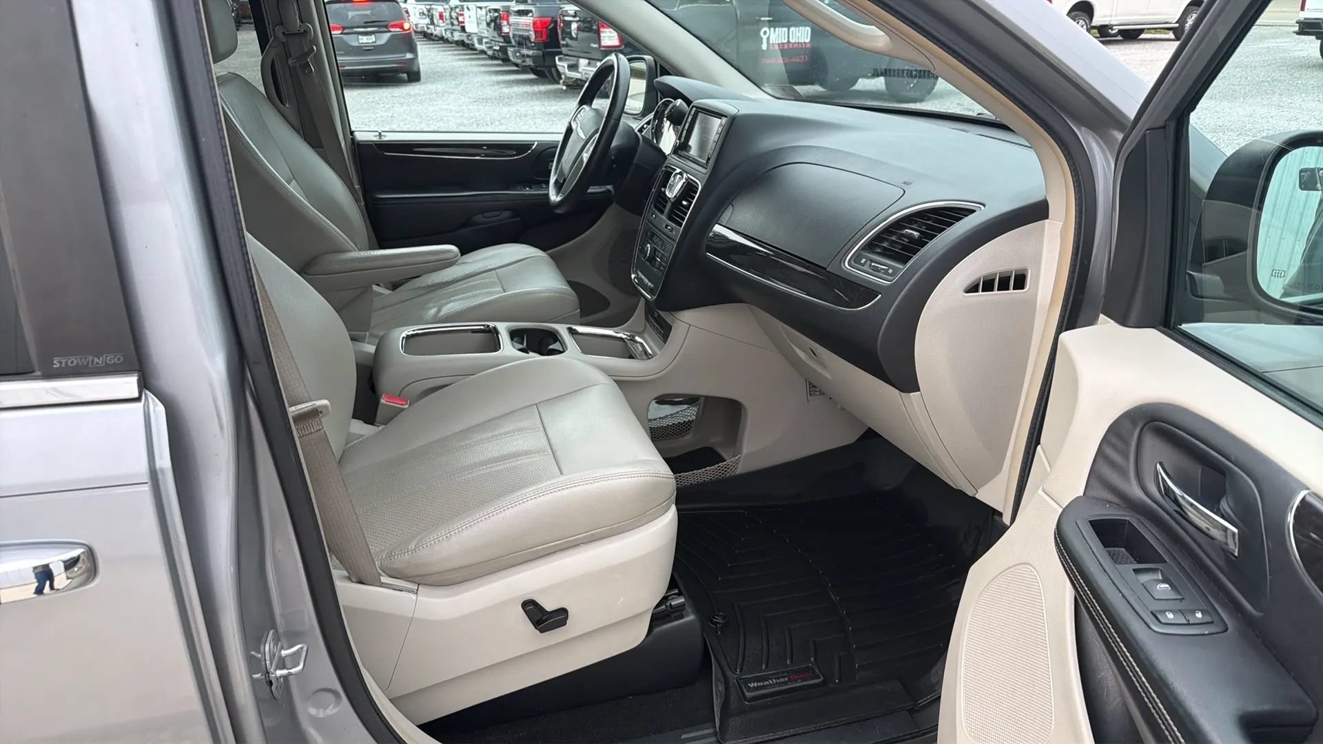 Used 2013 Chrysler Town & Country Touring-L w/ Driver Convenience Group FWD image 12