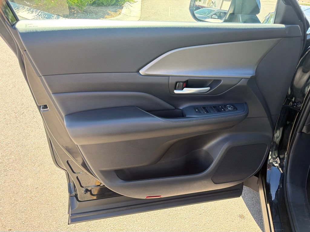Used 2025 Toyota Grand Highlander AWD image 21