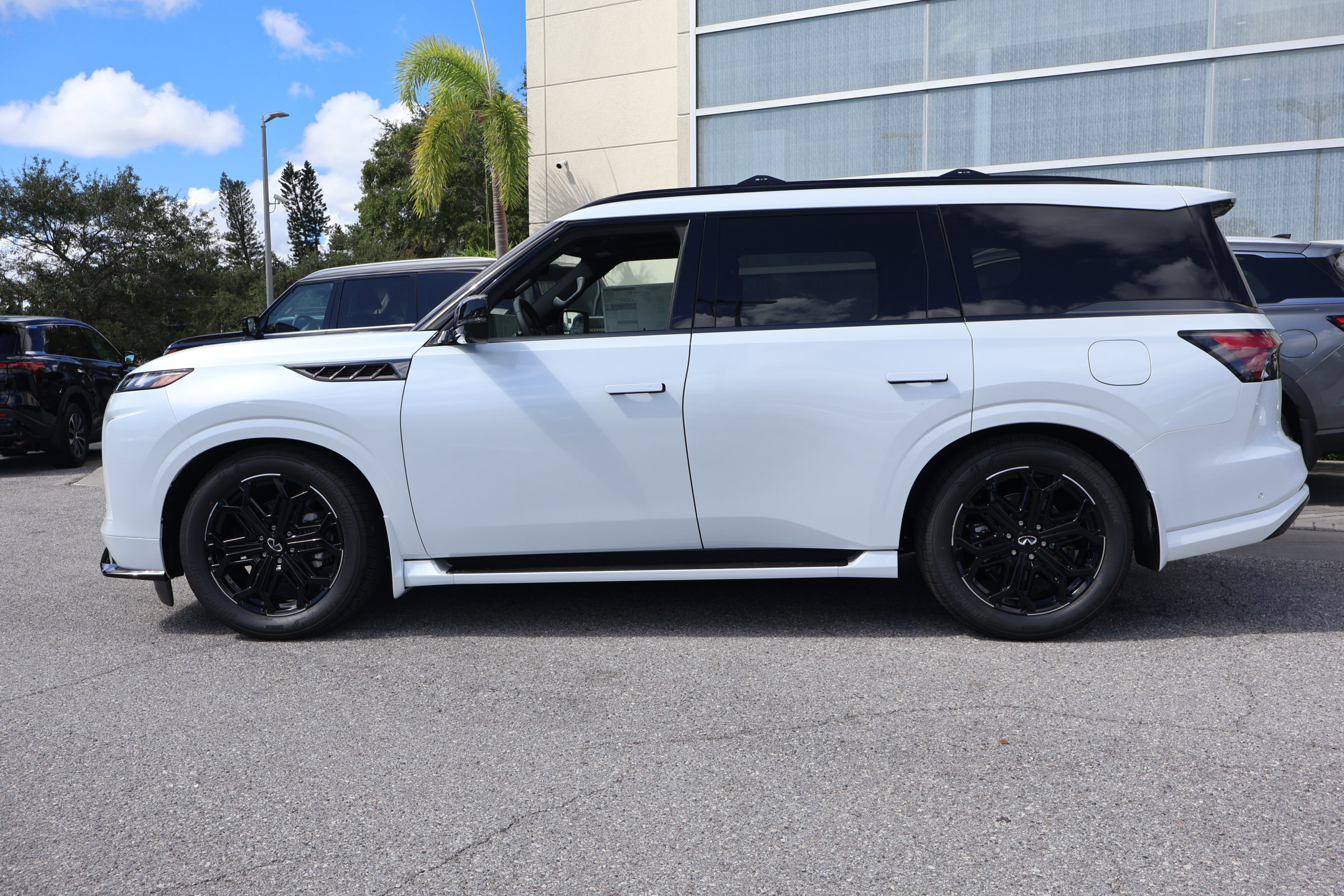 New 2026 INFINITI QX80 4WD image 2