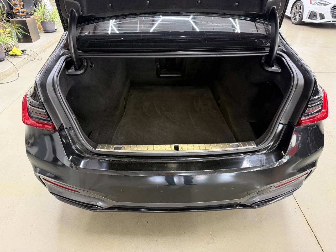 Used 2020 BMW 740i xDrive w/ M Sport Package AWD/4WD image 9