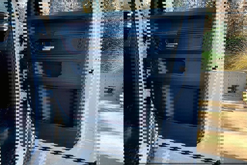 Certified 2025 Volkswagen ID. Buzz Pro S image 27