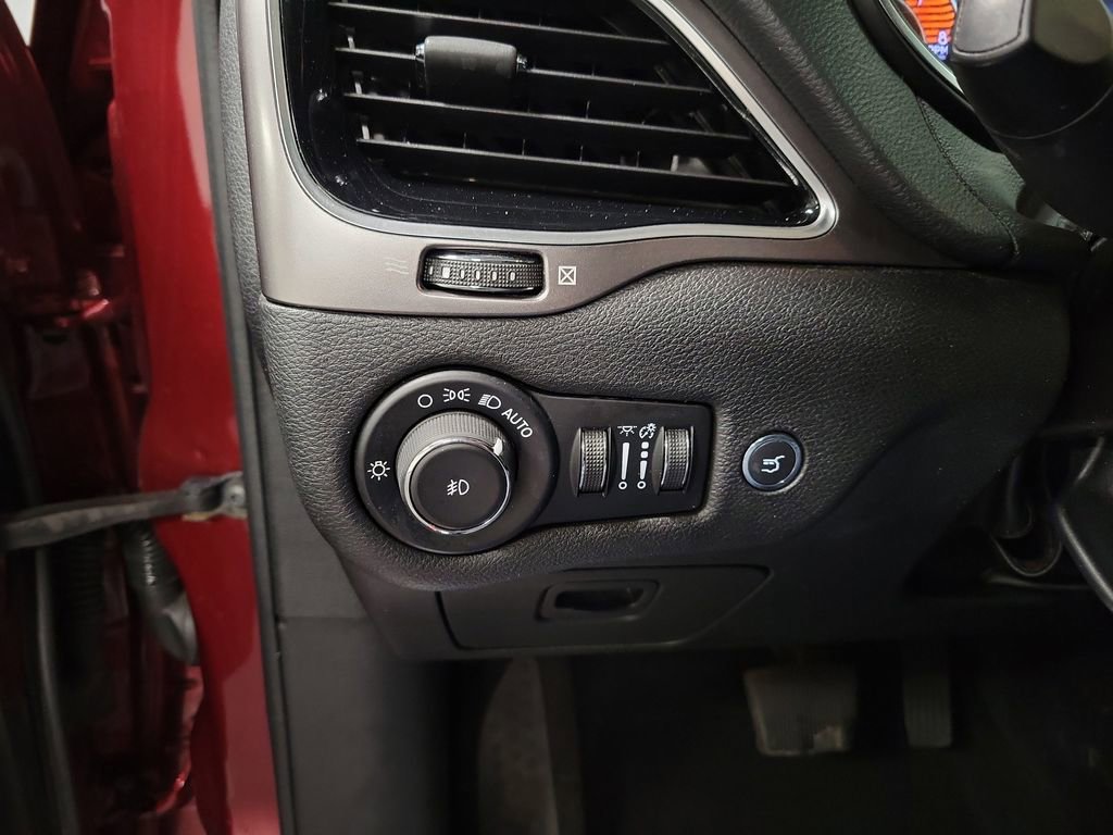 Used 2020 Jeep Cherokee Limited image 22