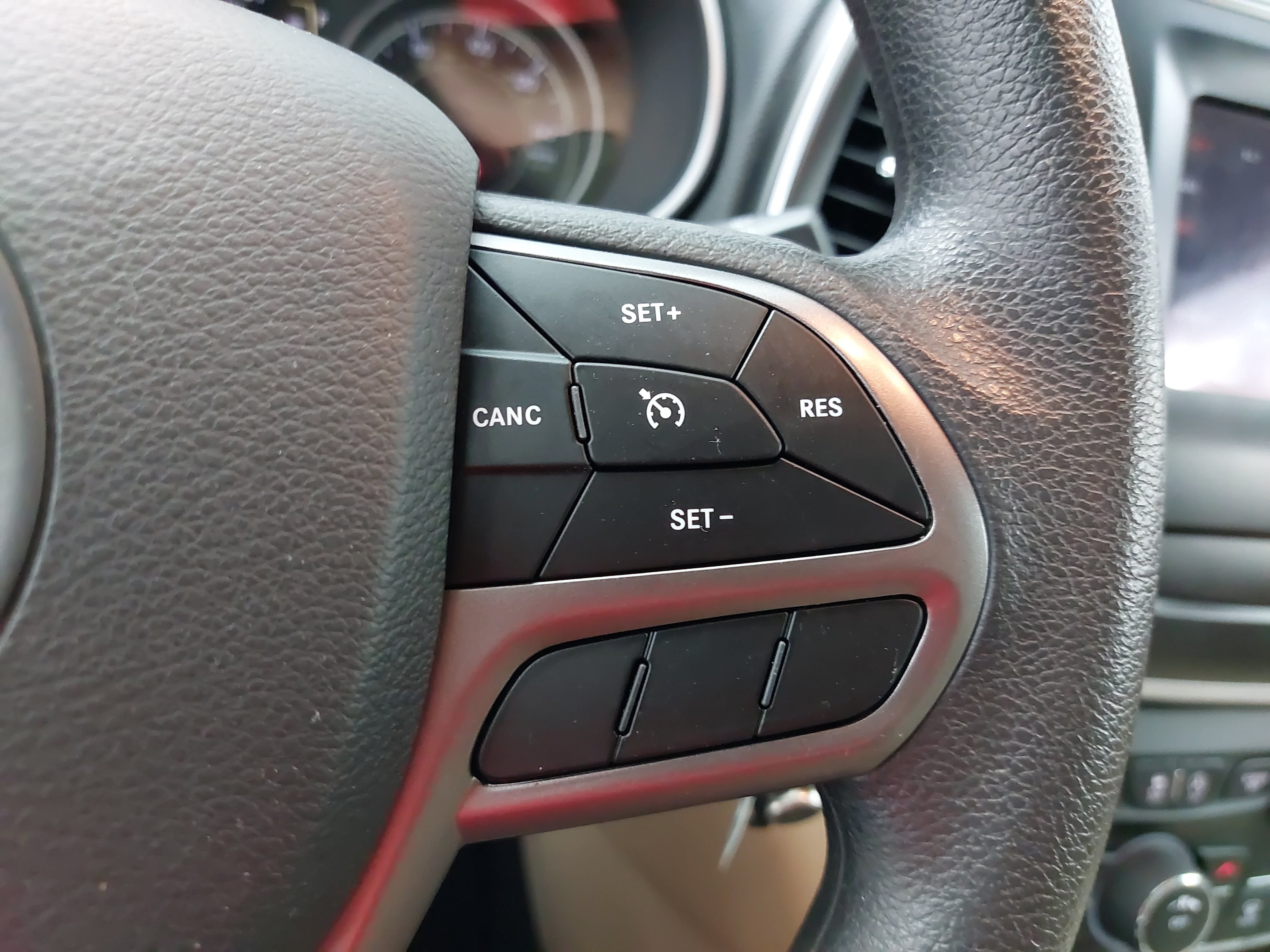 Used 2021 Jeep Cherokee Latitude FWD image 19