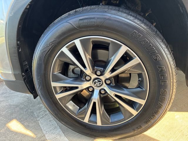 Used 2016 Toyota Highlander XLE FWD image 4
