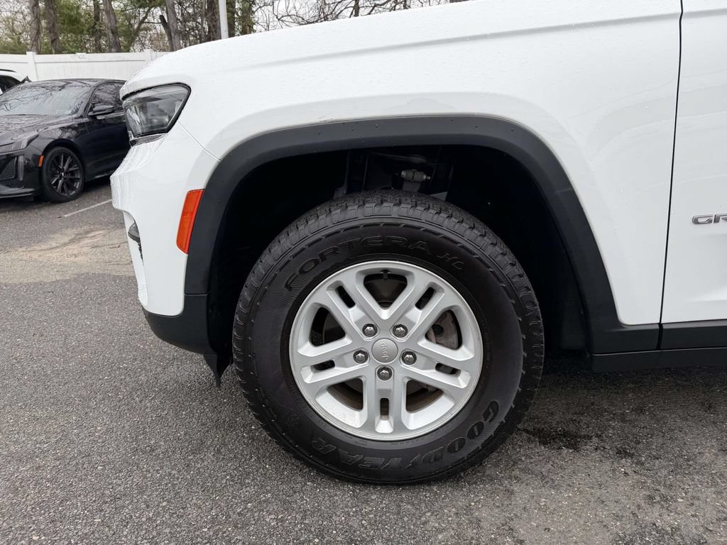 Used 2023 Jeep Grand Cherokee Laredo AWD/4WD image 11