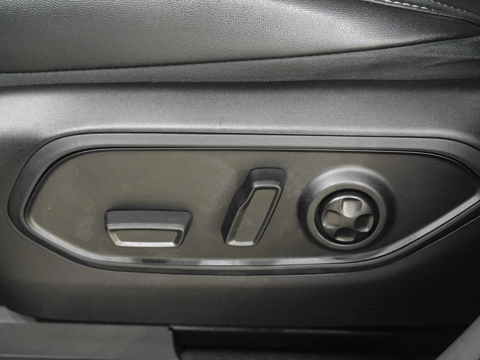 Used 2023 Jeep Grand Cherokee Limited AWD/4WD image 24