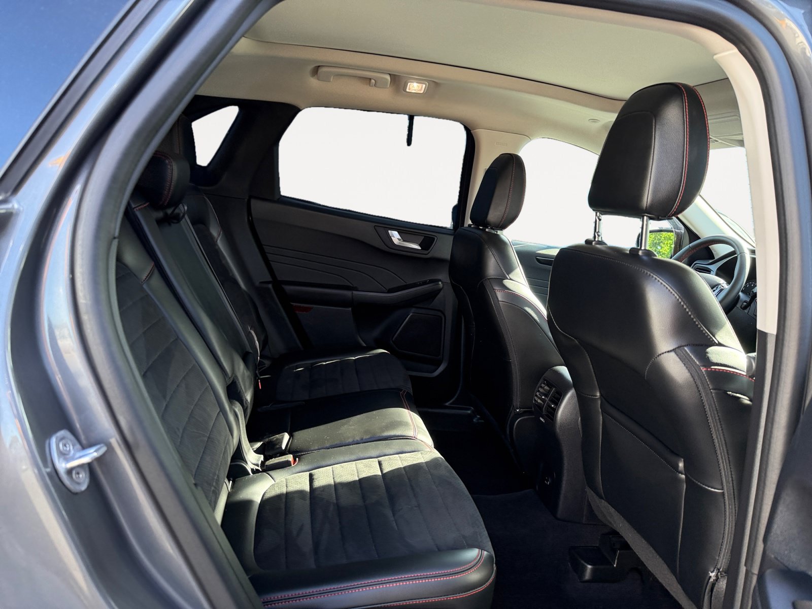 Used 2022 Ford Escape SEL w/ SEL Stealth AWD Package image 18