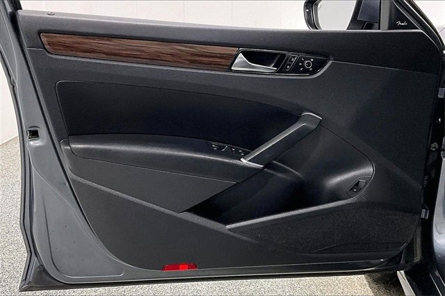 Used 2020 Volkswagen Passat 2.0T SEL image 21