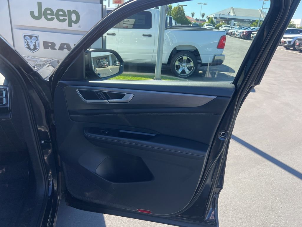 Used 2025 Volkswagen Atlas Cross Sport SE image 32