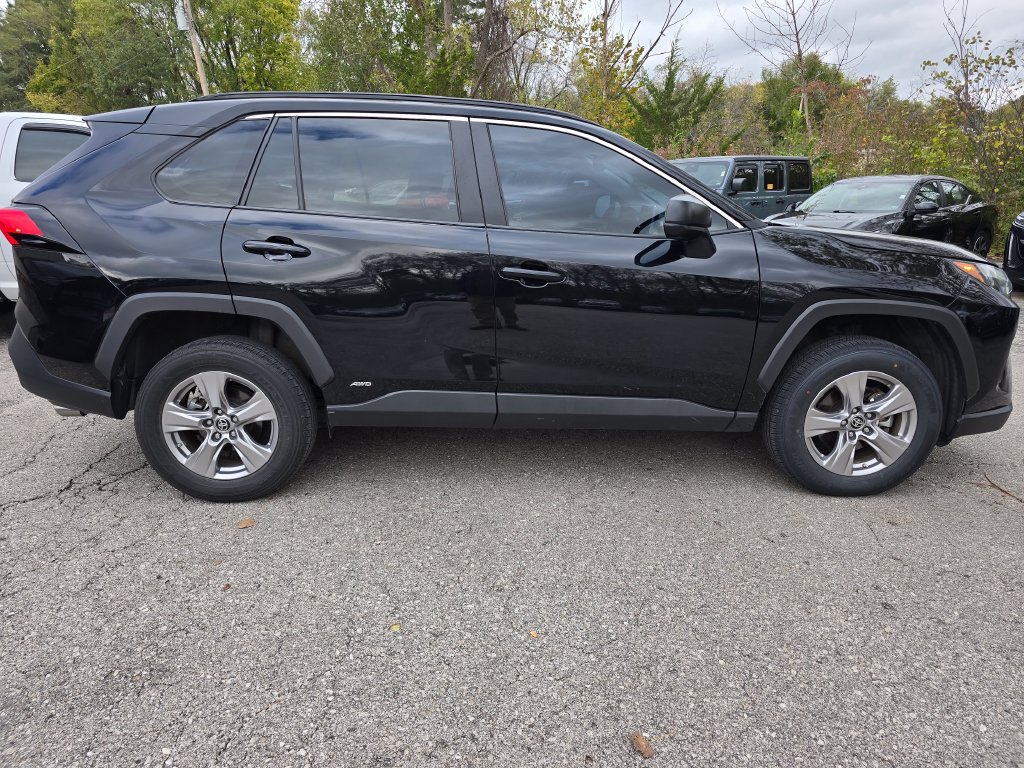 Used 2024 Toyota RAV4 LE AWD/4WD image 9