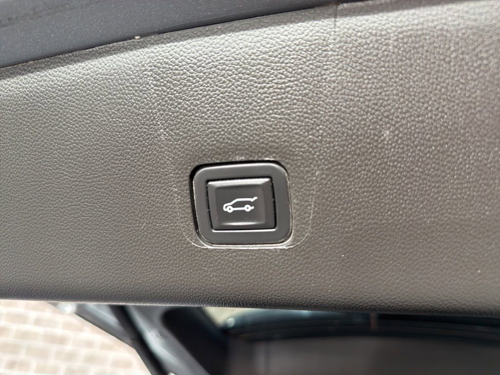 Used 2023 Chevrolet Traverse LT image 39
