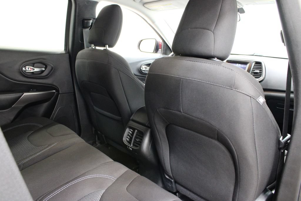 Used 2019 Jeep Cherokee Latitude w/ Popular Appearance Group FWD image 18