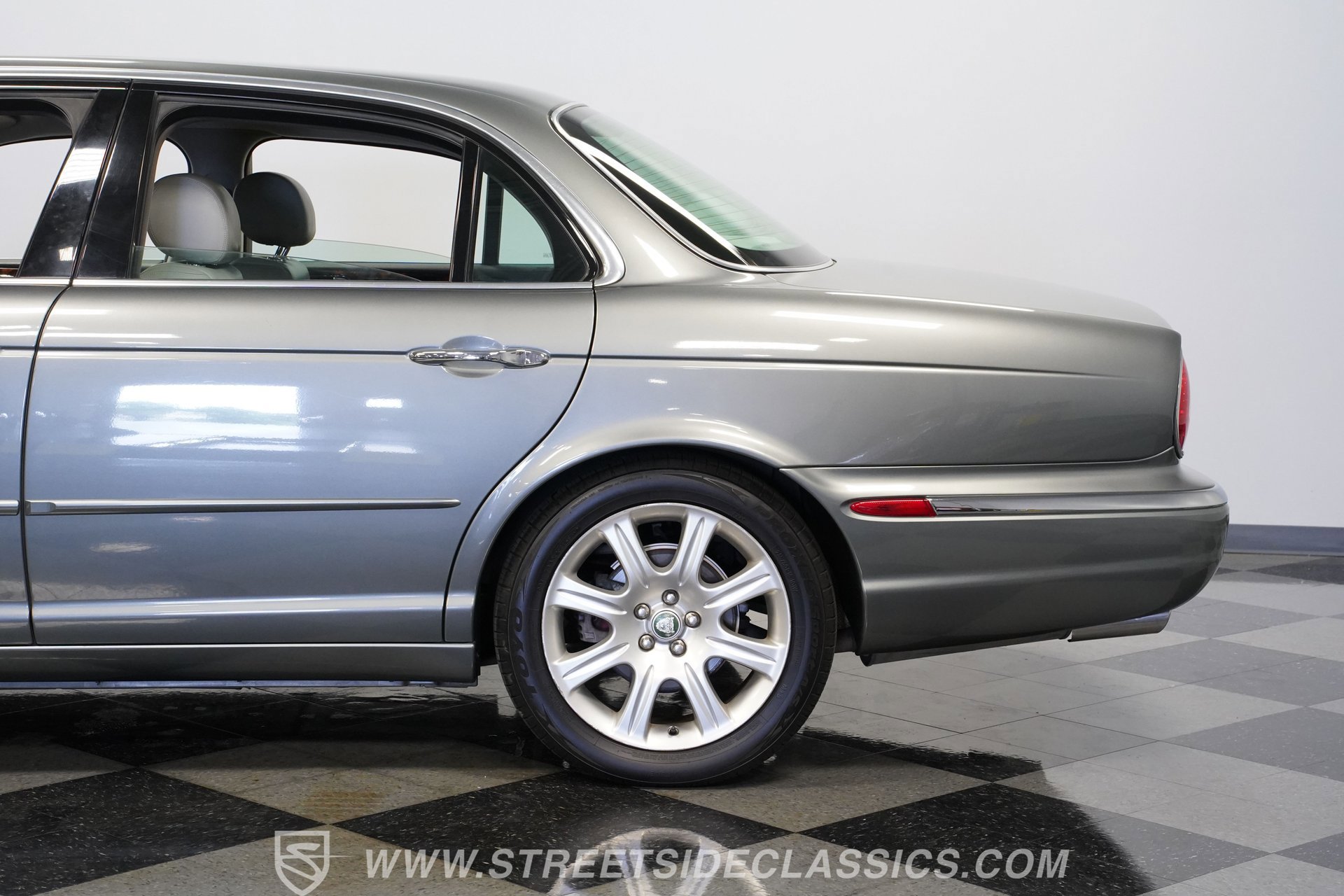 Used 2004 Jaguar XJ8 image 24