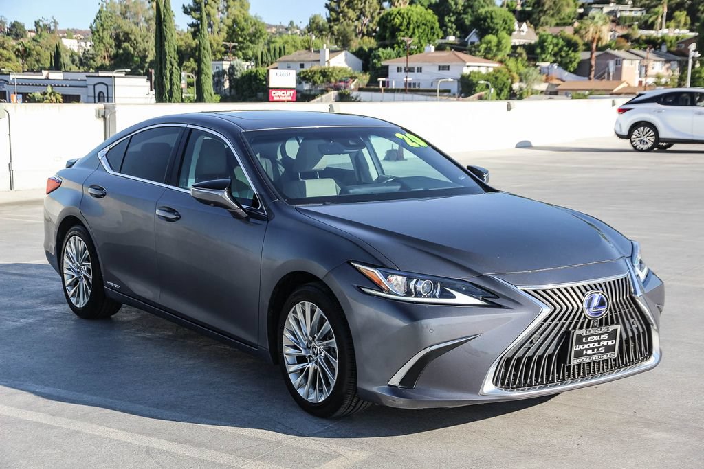Used 2020 Lexus ES 300h w/ Accessory Package FWD image 3