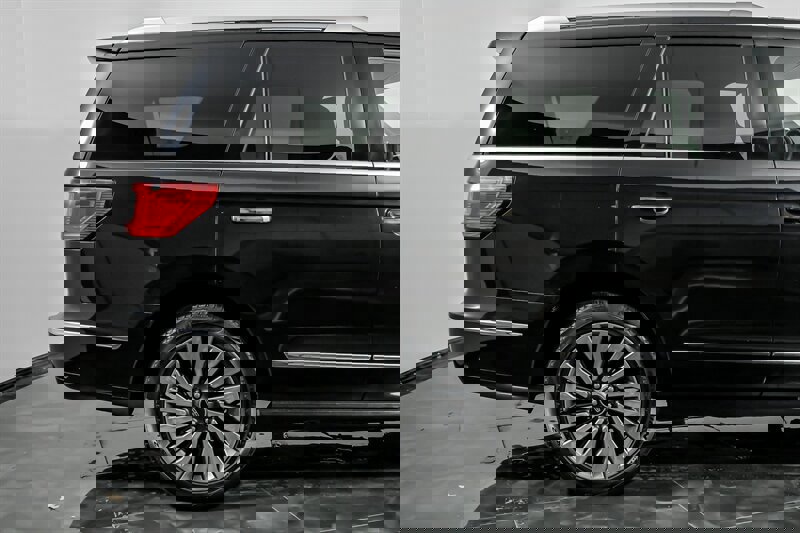 Used 2019 Lincoln Navigator Reserve image 11