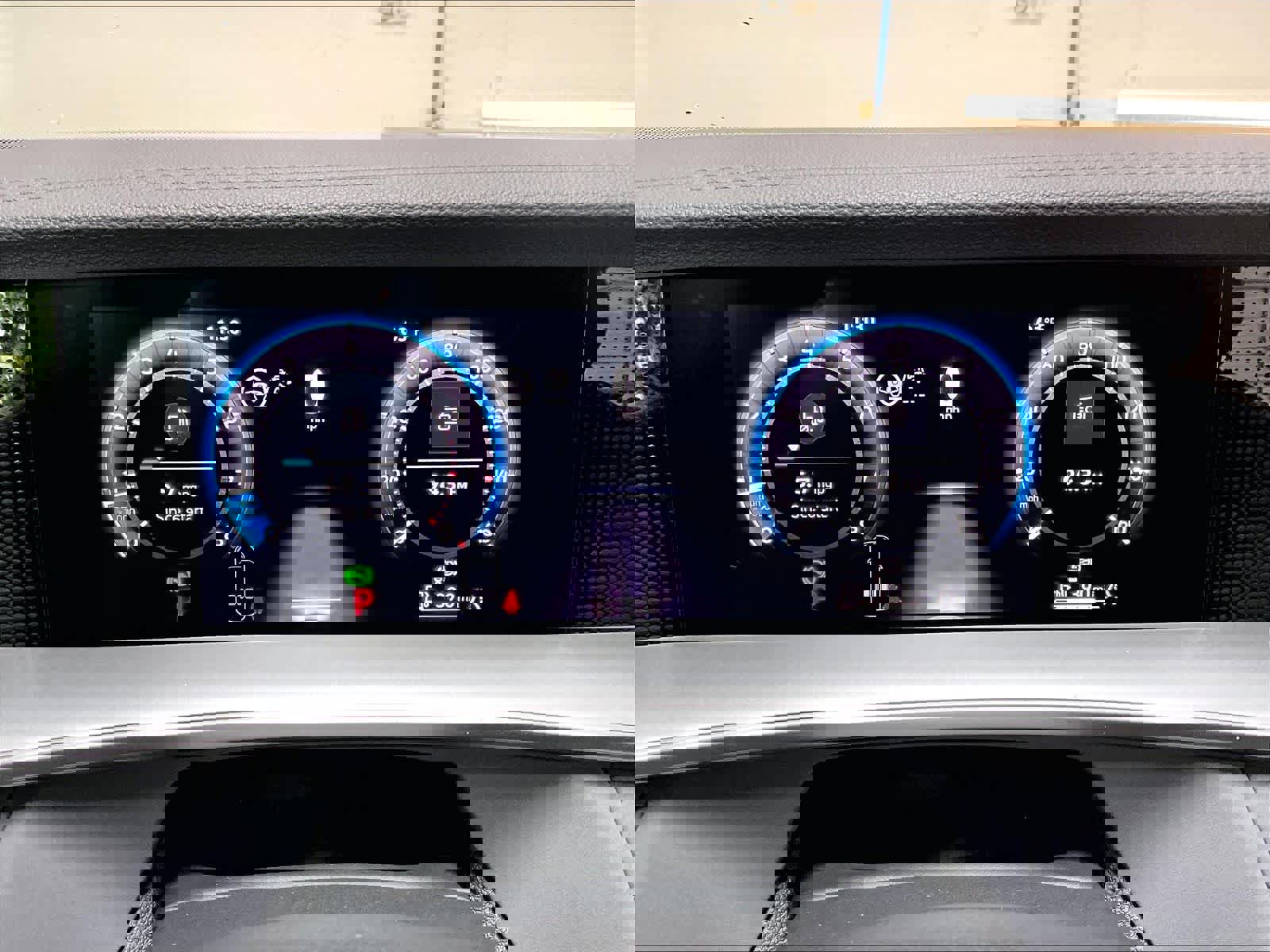 Used 2025 Volkswagen Tiguan SE w/ Panoramic Sunroof Package image 22