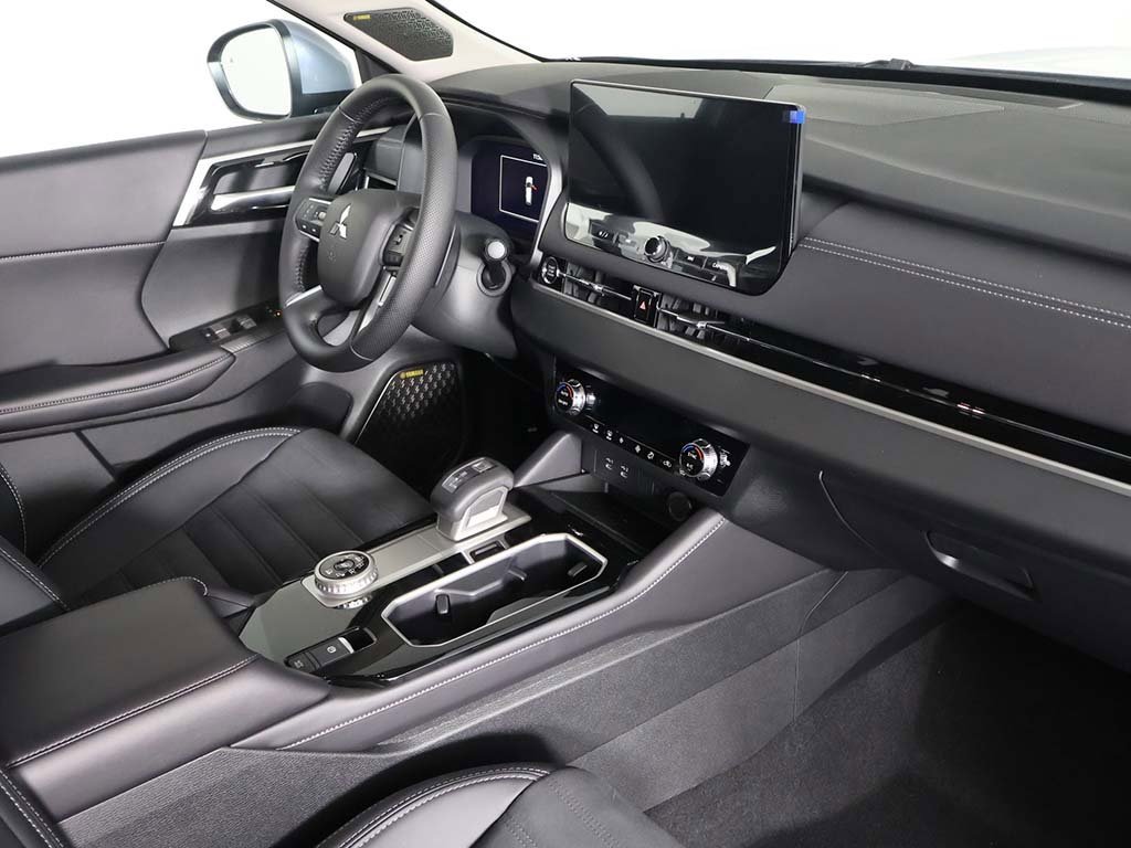 New 2025 Mitsubishi Outlander SE image 31