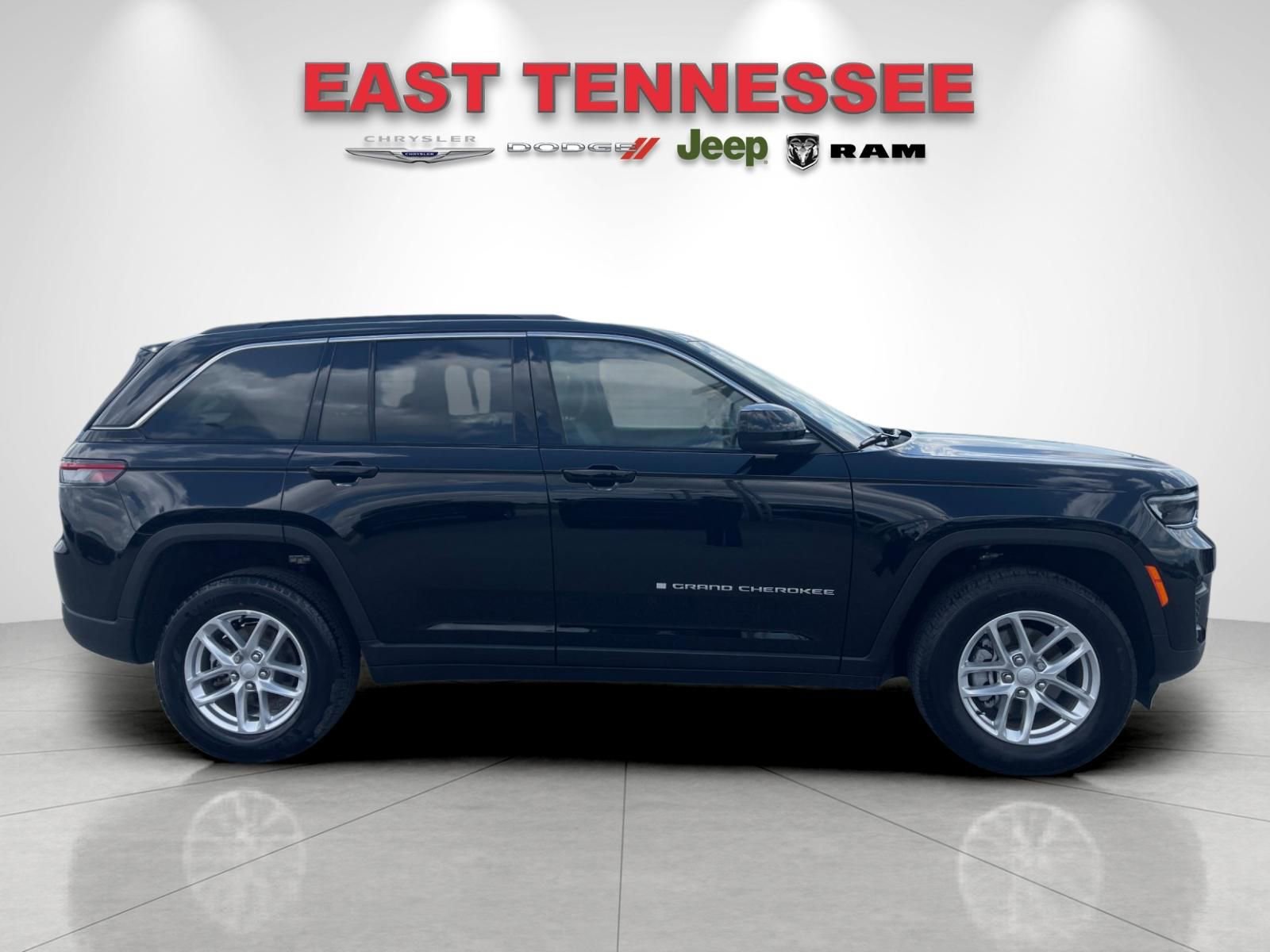 Used 2025 Jeep Grand Cherokee Laredo X w/ Luxury Tech Group I AWD/4WD image 2