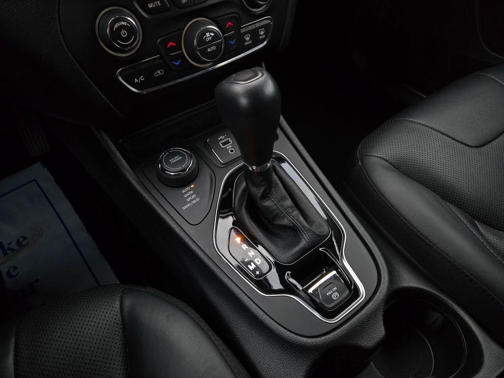 Used 2020 Jeep Cherokee Limited image 24