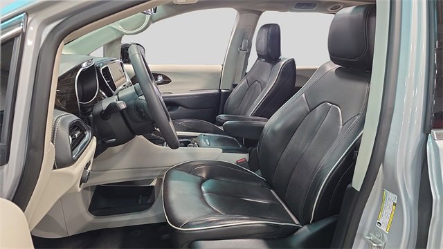 Used 2024 Chrysler Pacifica Limited image 11