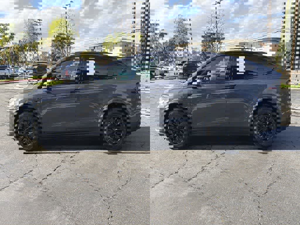 Used 2022 Tesla Model X Plaid image 3
