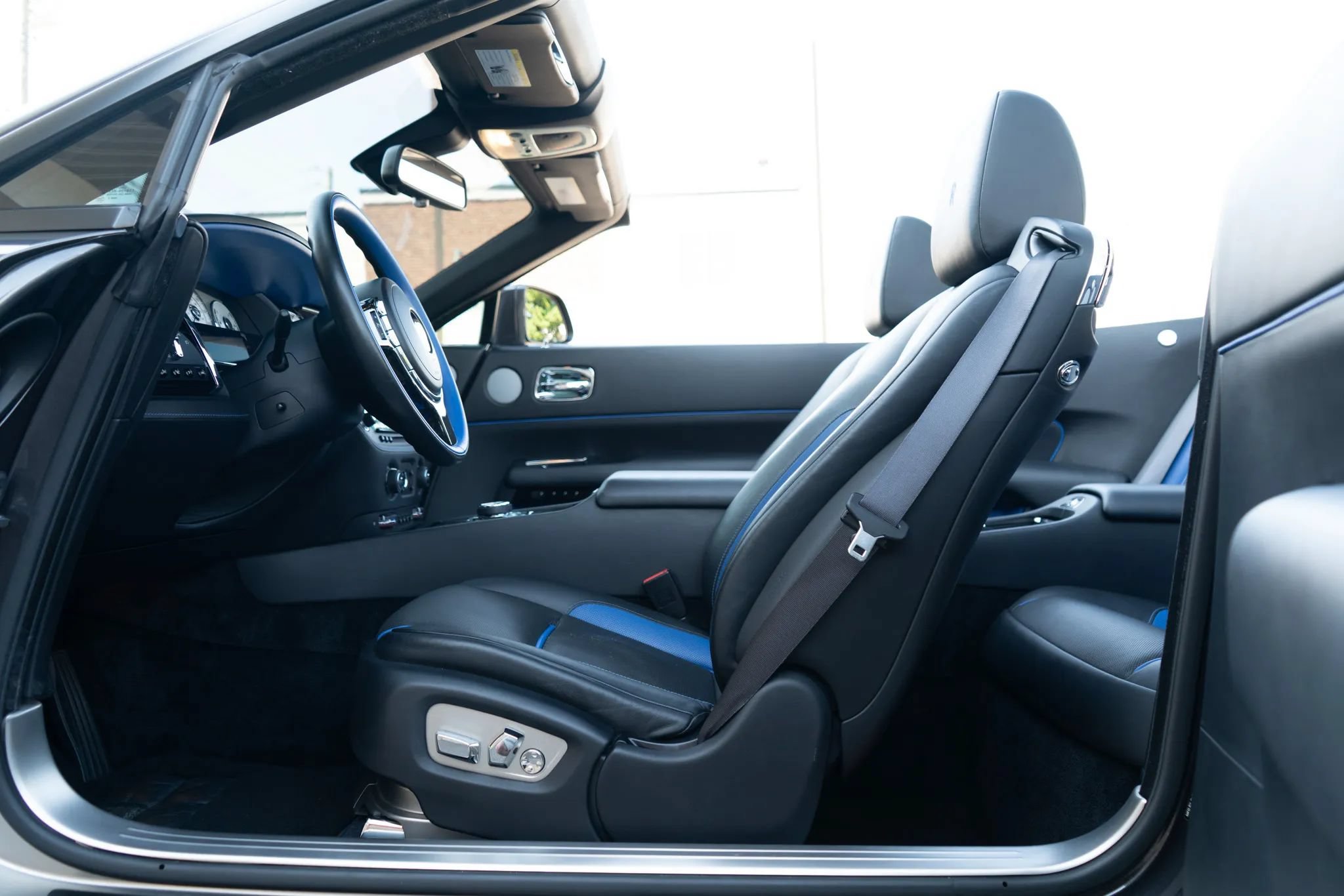 Used 2017 Rolls-Royce Dawn RWD image 52