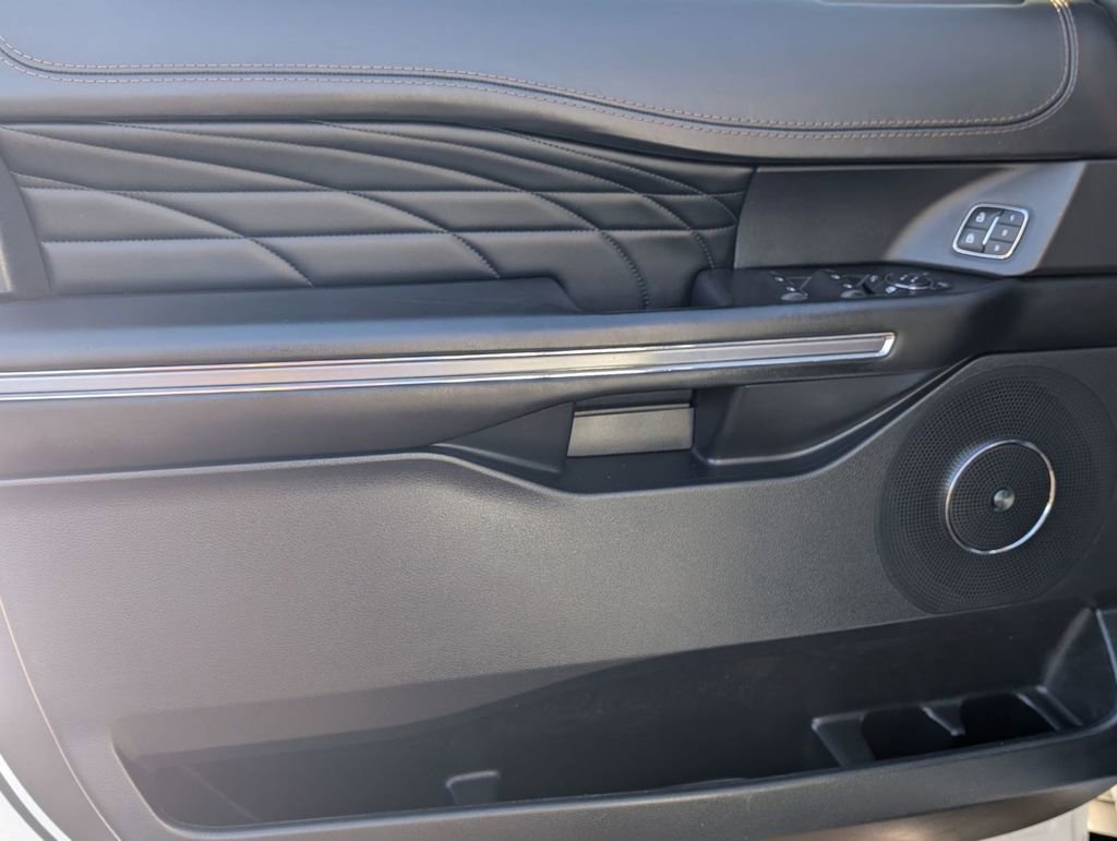 Used 2021 Ford Expedition Platinum image 23
