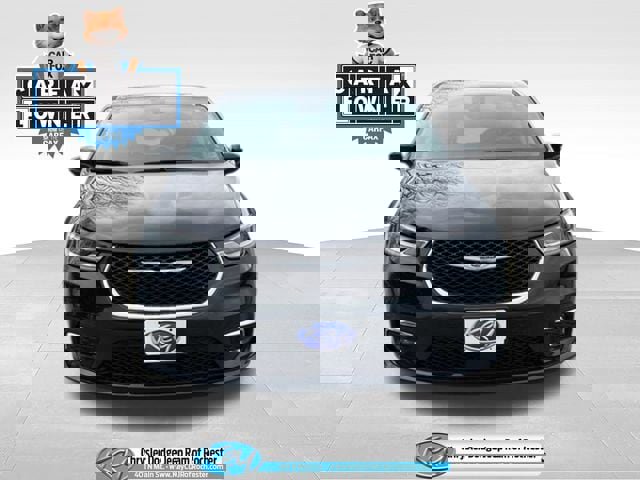 Used 2024 Chrysler Pacifica Limited image 1