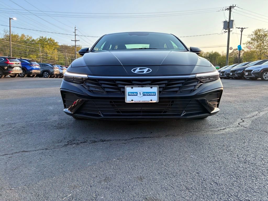 Used 2024 Hyundai Elantra SE FWD image 2