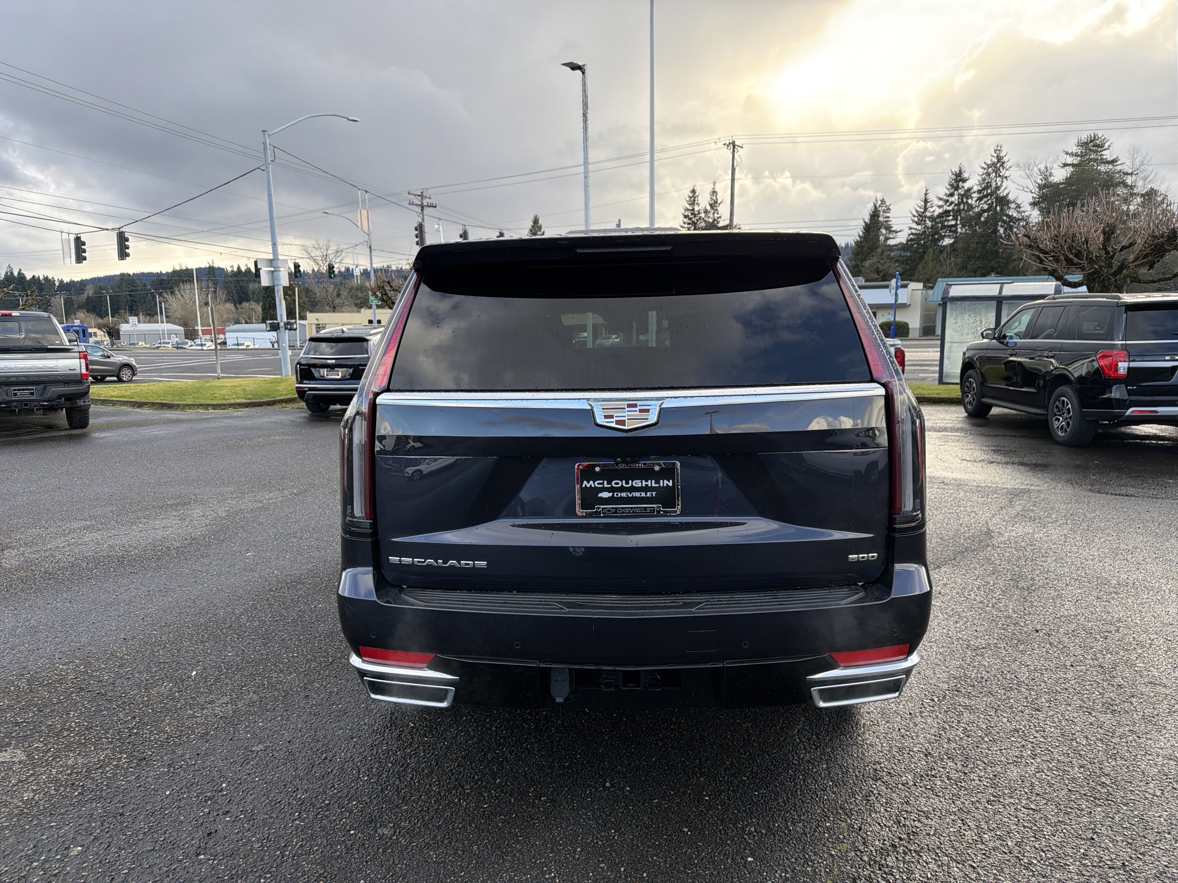 Used 2023 Cadillac Escalade ESV Premium Luxury w/ Performance Package image 4