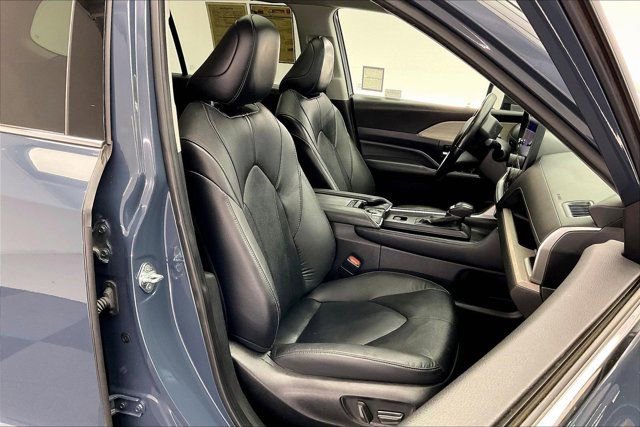 Used 2024 Toyota Grand Highlander Limited image 6