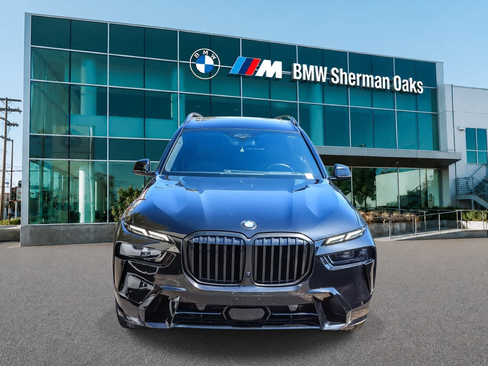 Used 2023 BMW X7 xDrive40i w/ M Sport Package AWD/4WD image 2