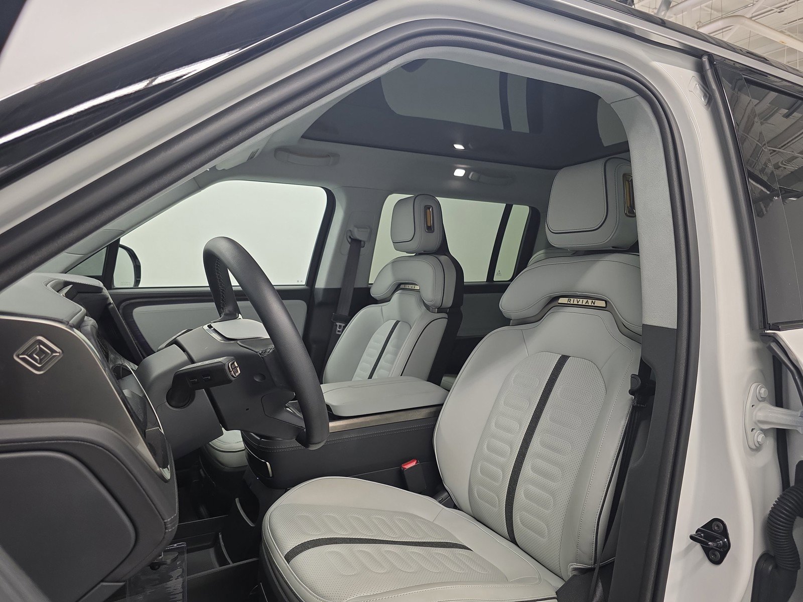 Used 2025 Rivian R1S Adventure AWD/4WD image 20