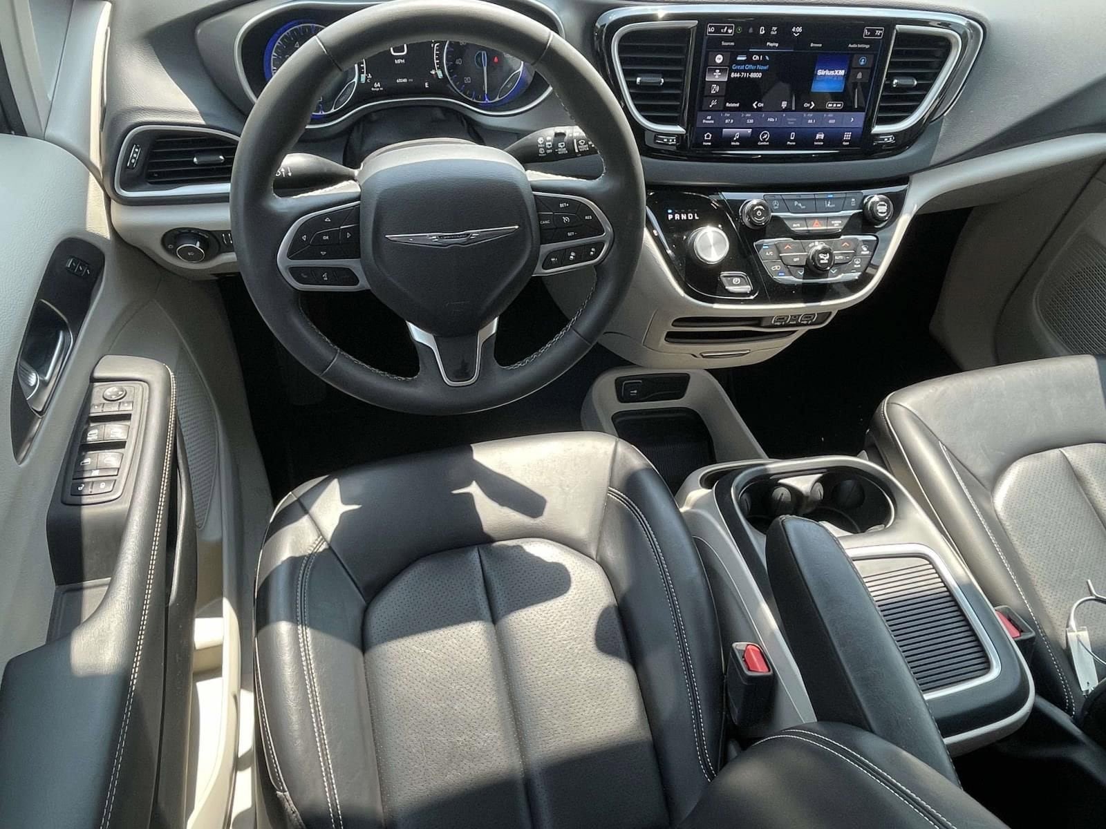 Used 2023 Chrysler Pacifica Touring-L FWD image 11