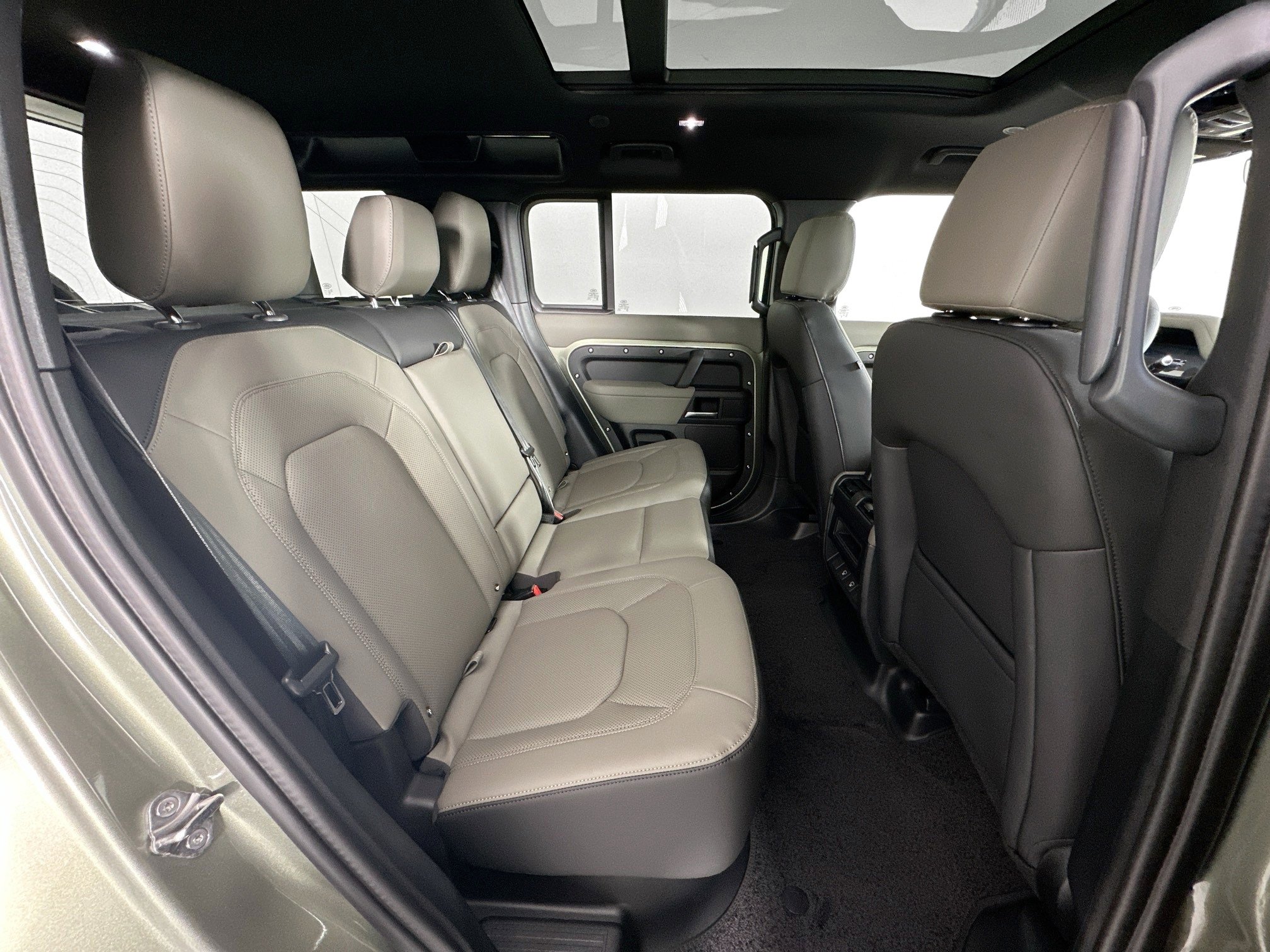 Used 2025 Land Rover Defender 110 S image 24