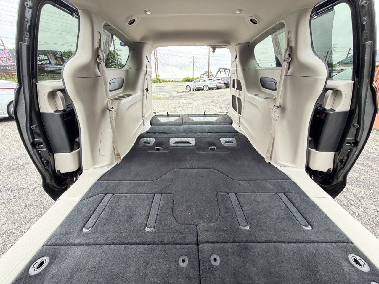 Used 2023 Chrysler Pacifica Touring-L FWD image 42