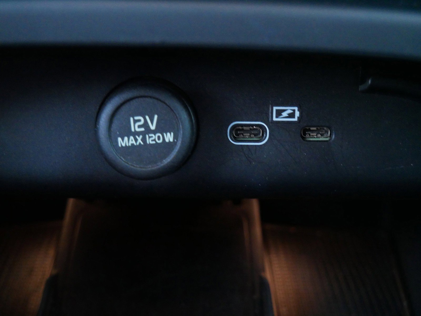 Used 2025 Volvo XC40 B5 Plus image 20
