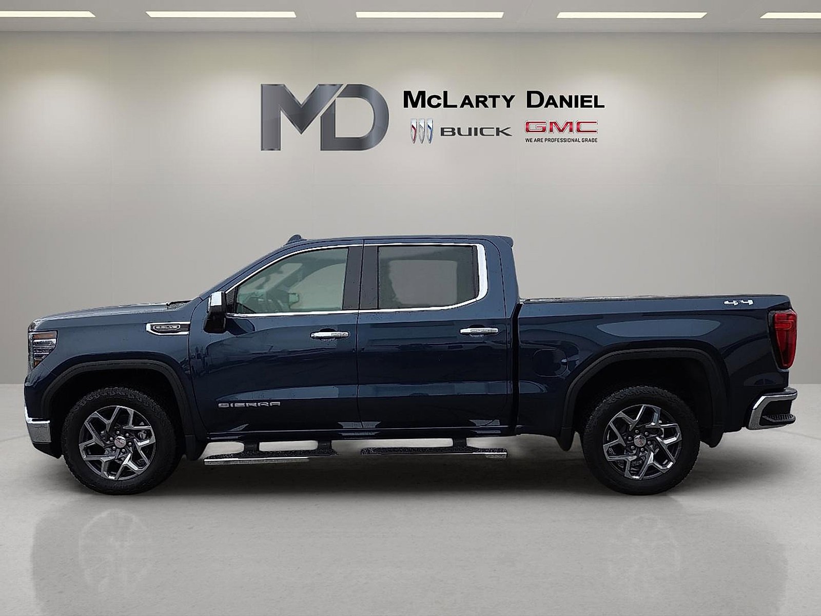 Used 2022 GMC Sierra 1500 SLT w/ SLT Convenience Package image 3