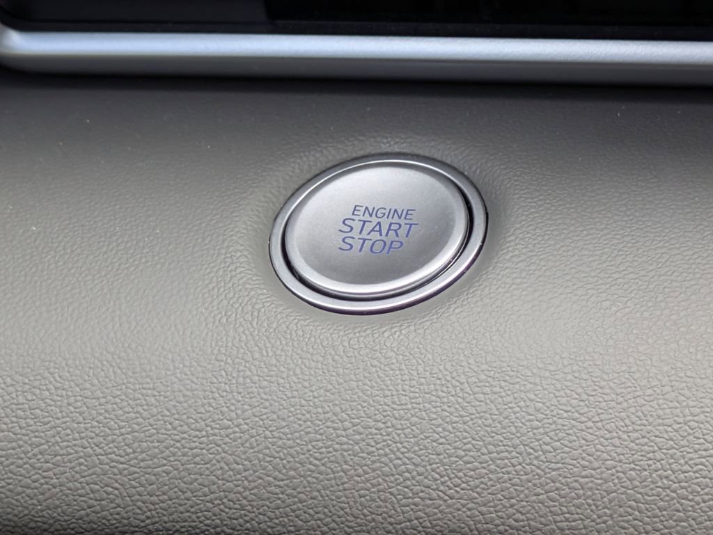 Used 2025 Hyundai Elantra Blue image 26