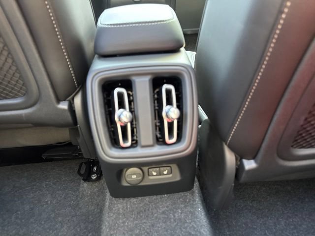 Certified 2025 Volvo XC40 B5 Core AWD/4WD image 17