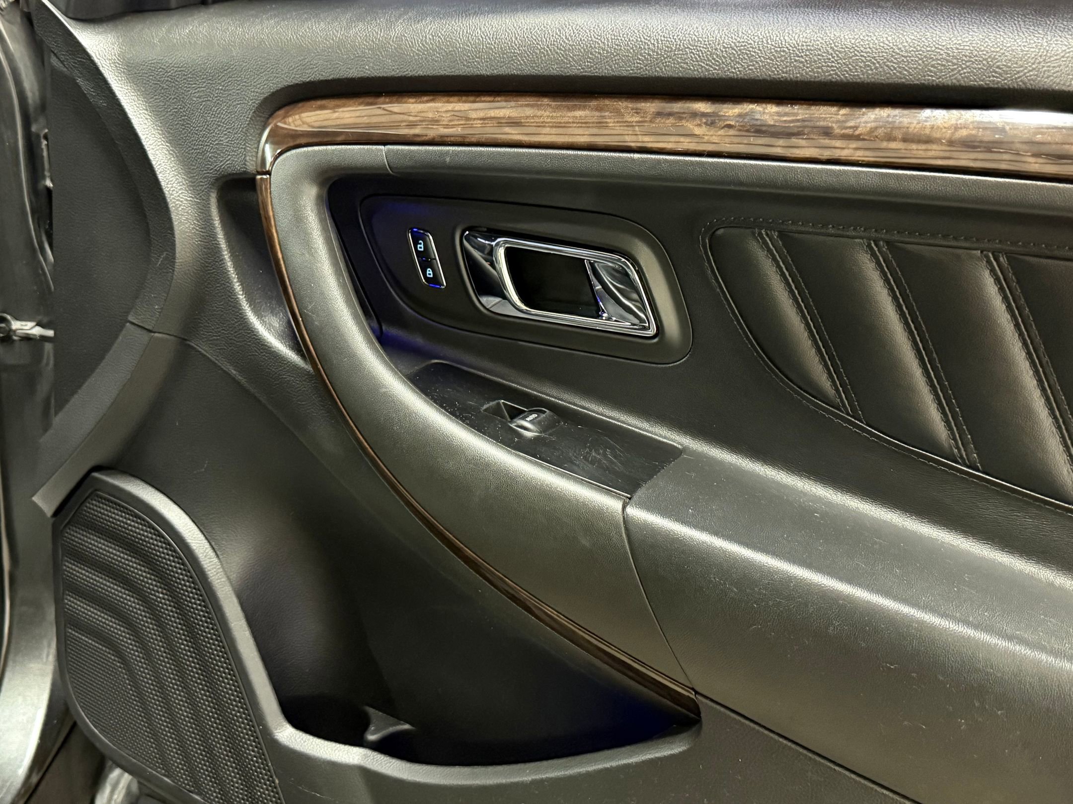 Used 2015 Ford Taurus Limited image 37