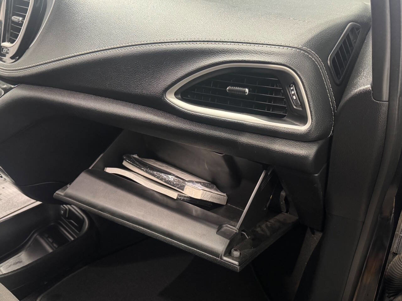 Used 2023 Chrysler Pacifica Touring image 15