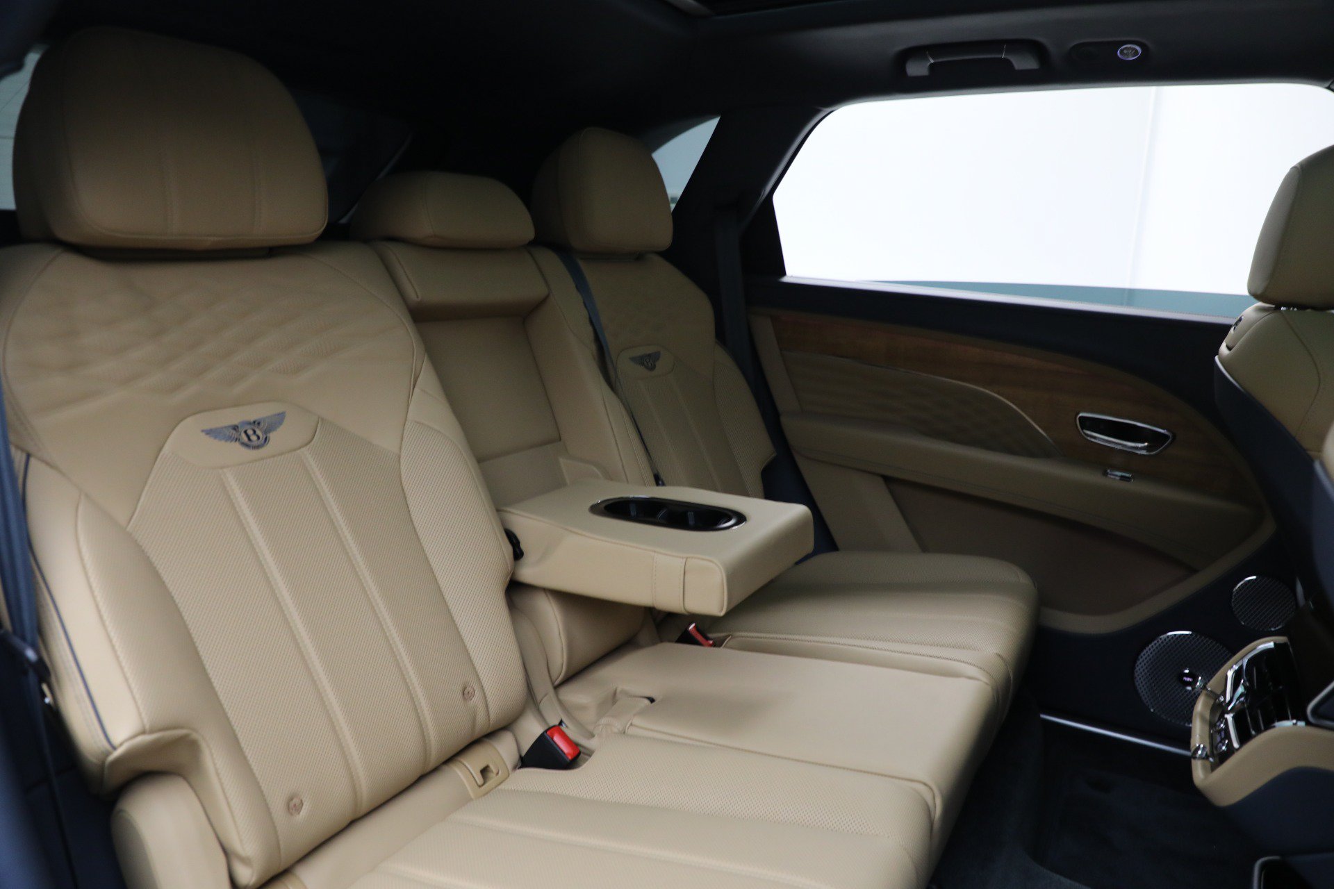 Certified 2025 Bentley Bentayga Extended Wheelbase AWD/4WD image 28